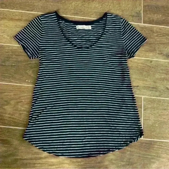 Abercrombie Striped V Neck Casual Nautical Top Size Small Comfortable Travel - Picture 1 of 5